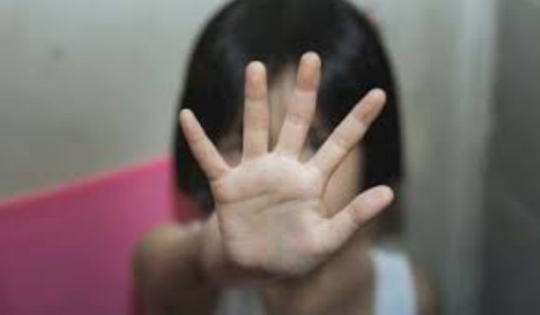 Nonno violenta bambina nipote