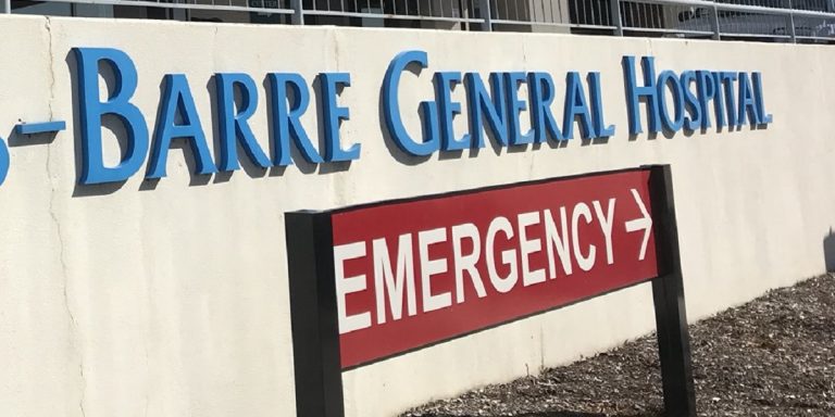Uccide la figlia di 3 anni mentre fa retromarcia
