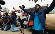 tutti contro le quadre SARS protestano in maniera agitata in nigeria