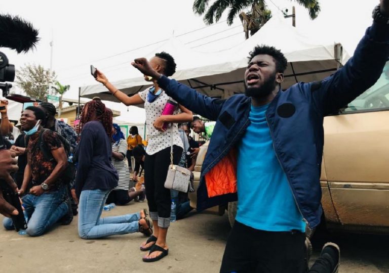 tutti contro le quadre SARS protestano in maniera agitata in nigeria
