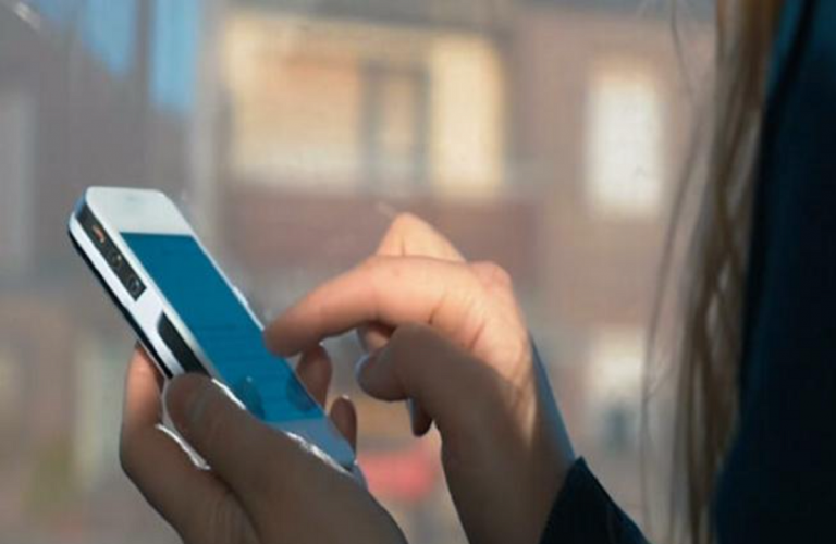 Si fingeva ragazzina su WhatsApp ma era un pedofilo