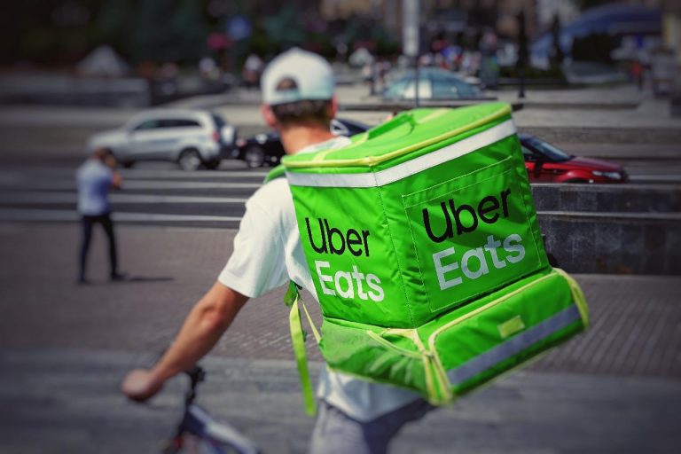 Rider, inchiesta sul caporalato: Uber commissariata