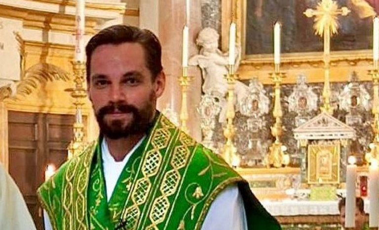 Bello e impossibile. La foto del prete che impazza sul web