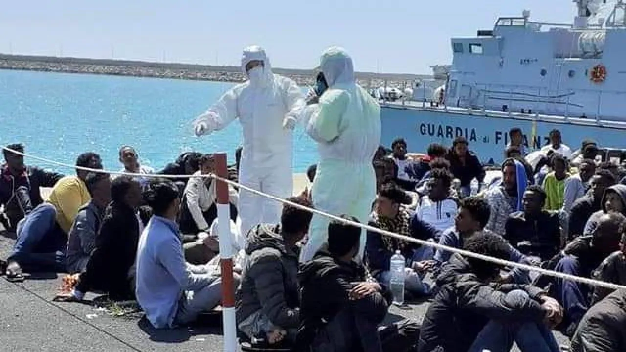 Lampedusa, arrivati oltre 400 migranti in poche ore
