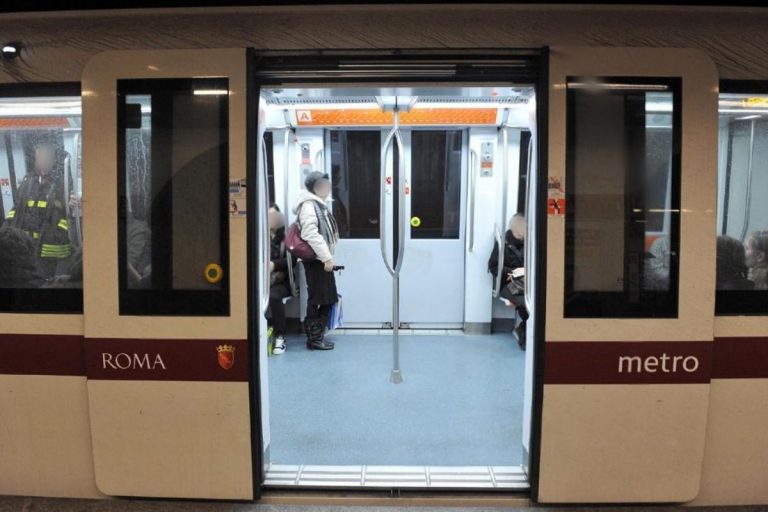 si getta binari San Giovanni illesa