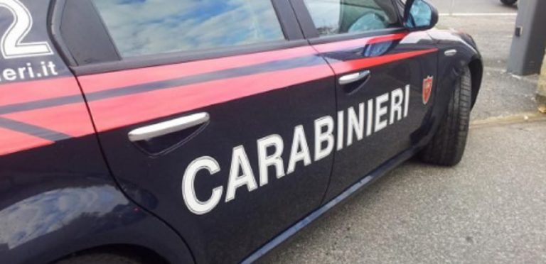 spara a moglie e figli Carignano