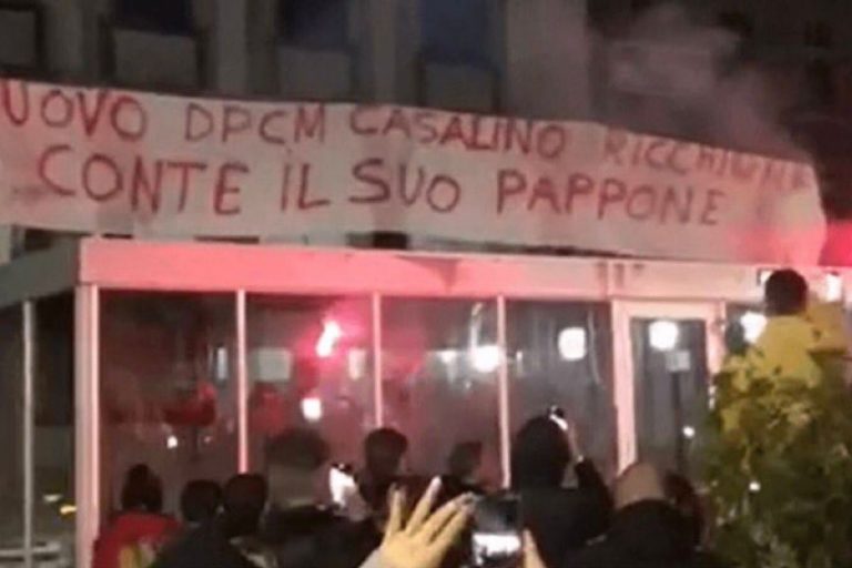 Striscione omofobo contro Casalino