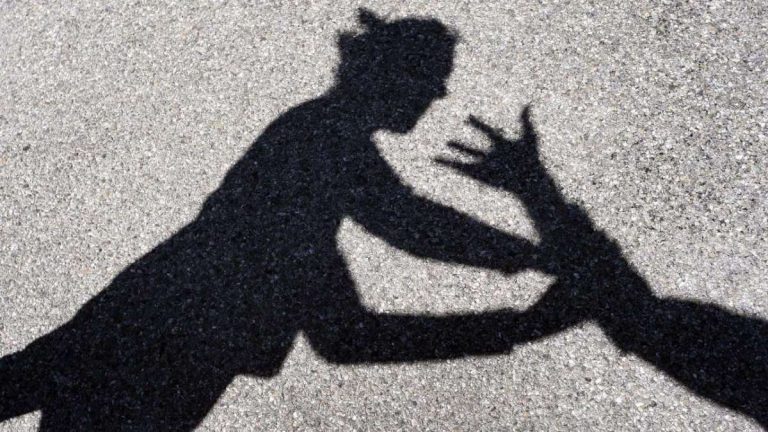 Tenta di violentare e strangolare una donna