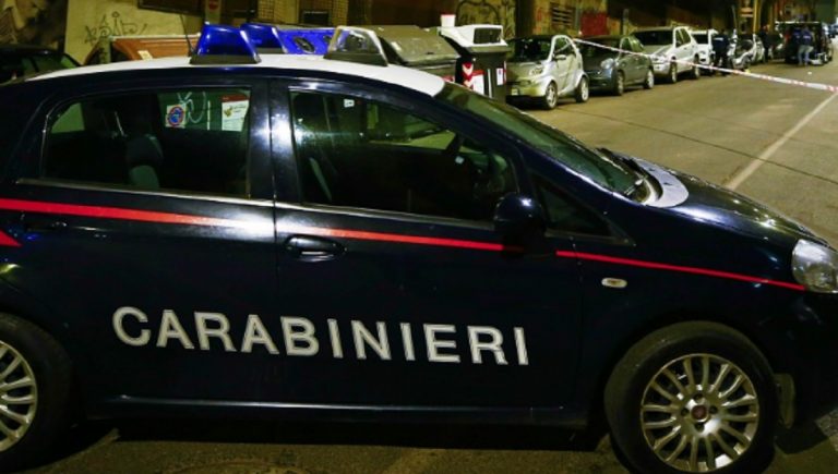 Uccide il patrigno con un cacciavite
