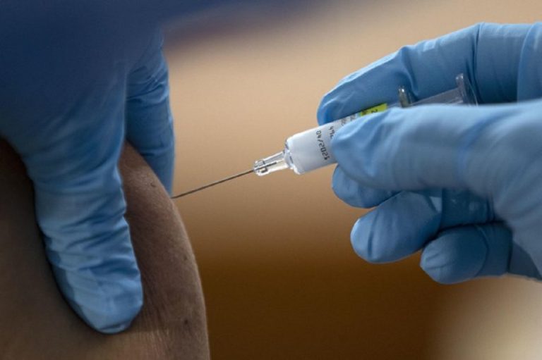 Covid, un medico: "Il vaccino antinfluenzale lo rinforza"
