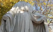 Statua della Madonna decapitata e con le mani mozzate