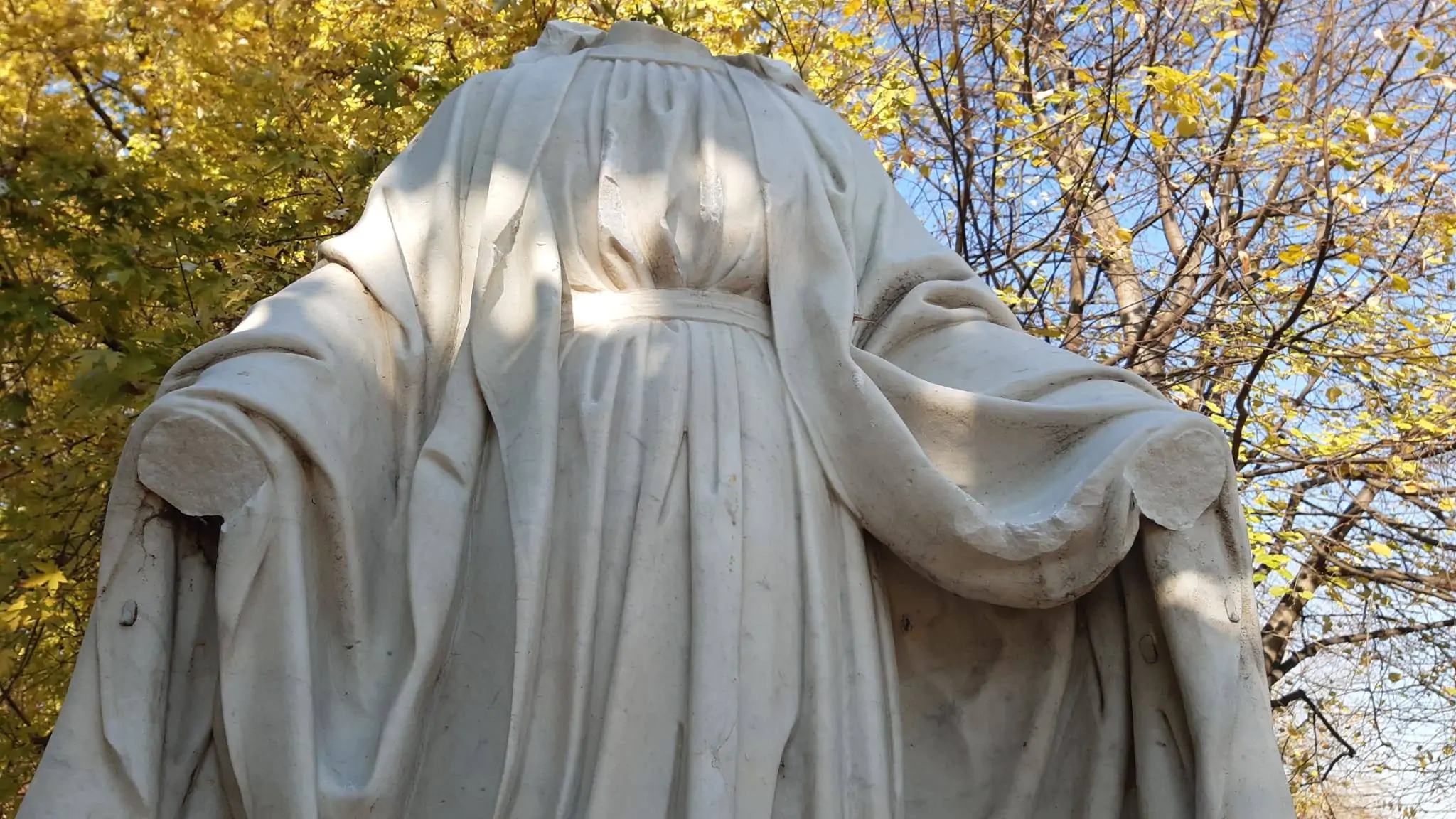 Statua della Madonna decapitata e con le mani mozzate