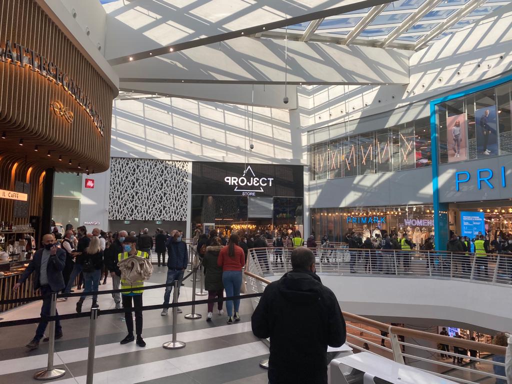 Apre Primark Roma fila