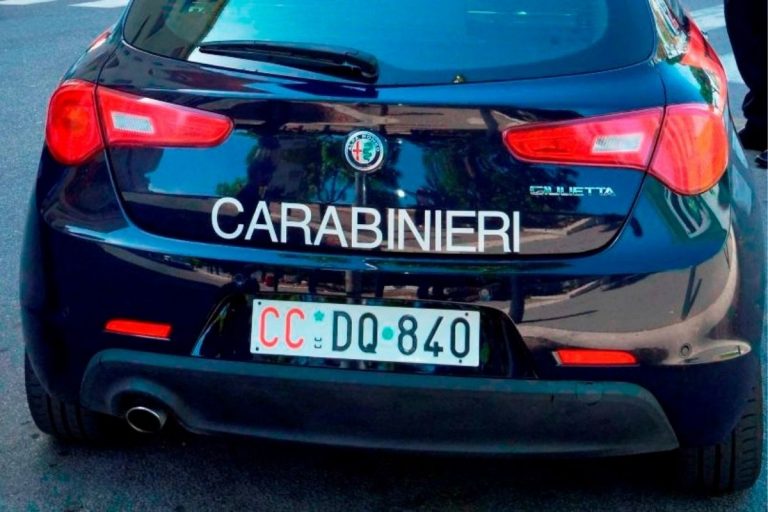 Abusa dipendenti bar arrestato