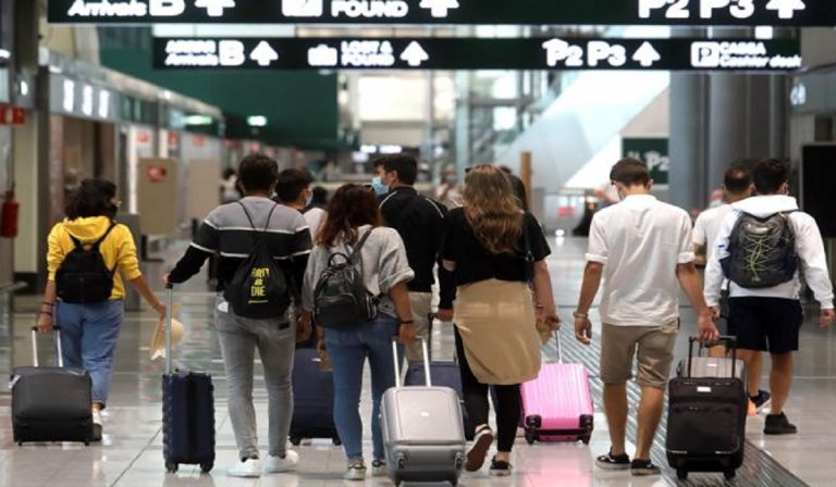 Estate dei contagi in Lombardia, pochi tamponi e controlli