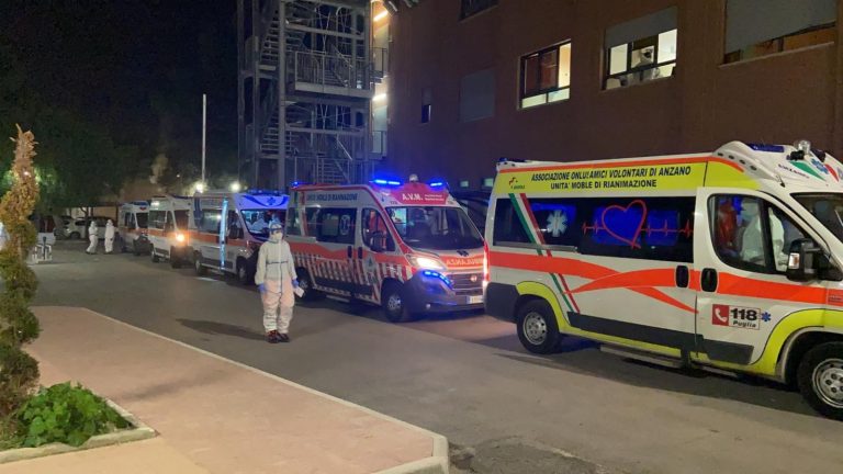 Ambulanze in fila davanti ospedale di Foggia