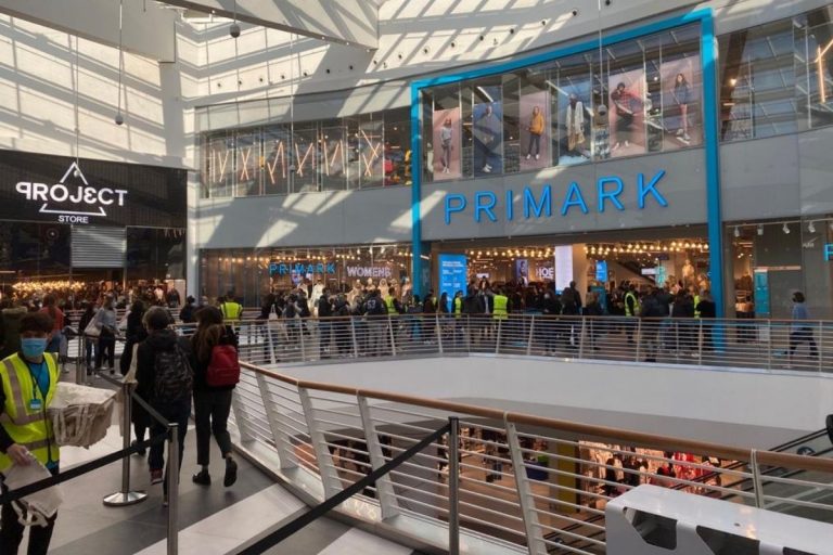 Apre Primark Roma fila