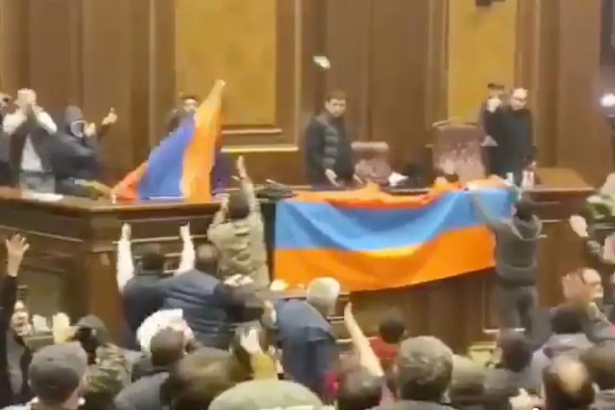 Armenia manifestanti Parlamento