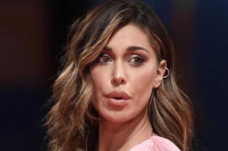 belen in bicicletta senza reggiseno