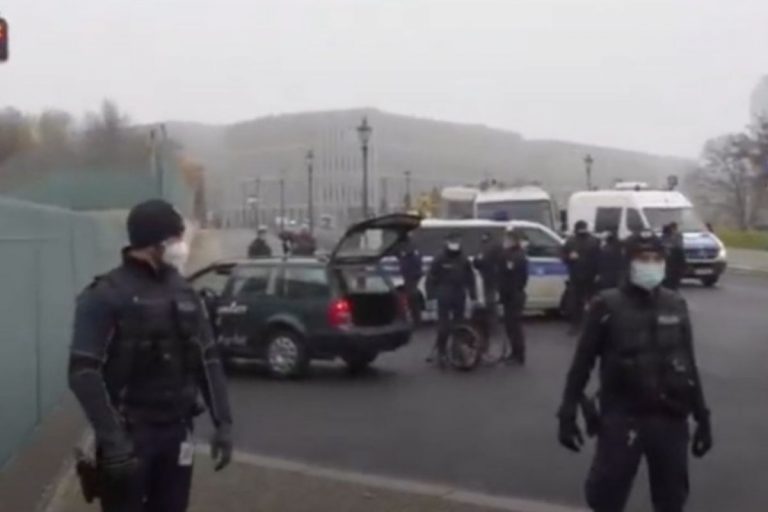 berlino auto recinzione angela merkel