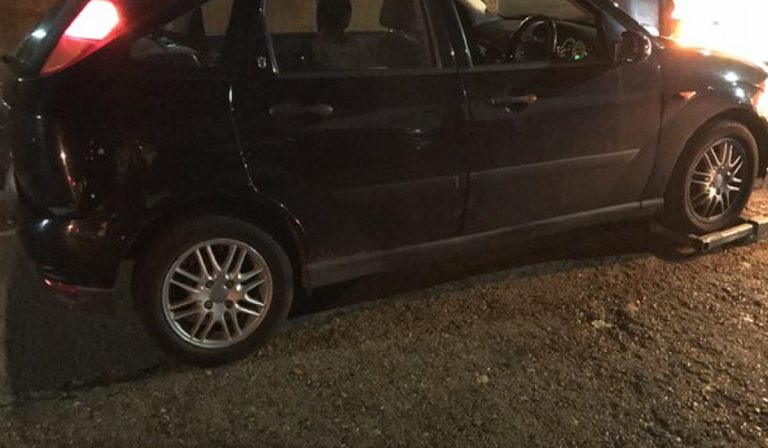 bimbo morto parcheggio auto australia