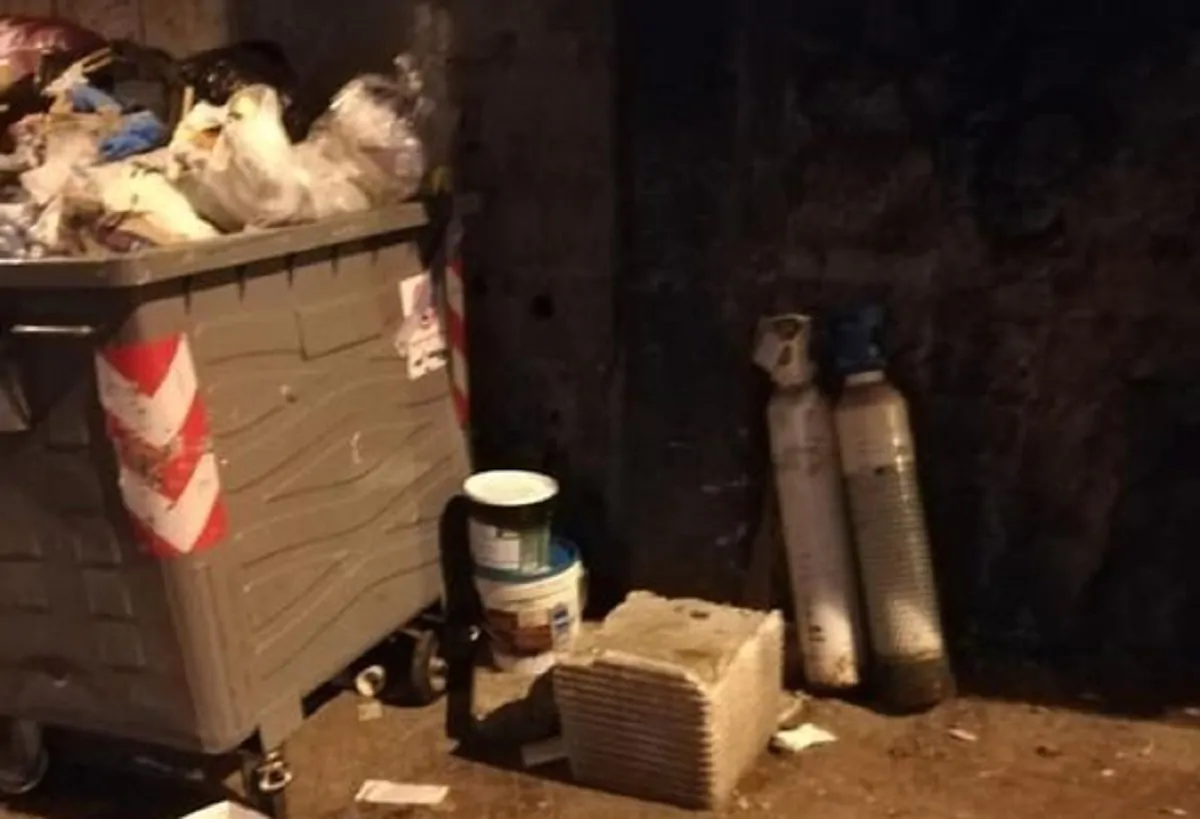 Bombole di ossigeno introvabili: a Napoli qualcuno le getta nella spazzatura