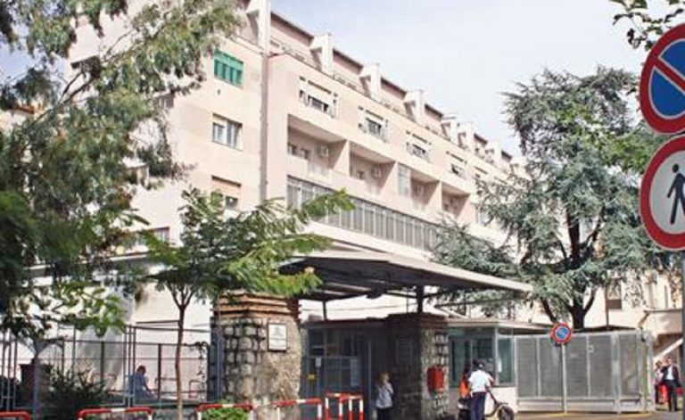 Uomo con polmonite abbandonato nel parcheggio dell'ospedale a Castellammare di Stabia