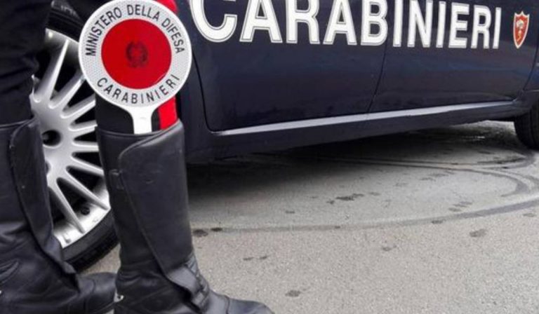 Coronavirus assembramento davanti al bar