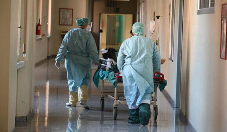 Covid, ospedali chiusi a dicembre? Ipotesi sindacato infermieri