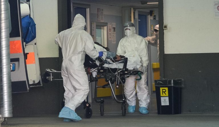 Vercelli, negazionisti in pronto soccorso: positivi al Covid