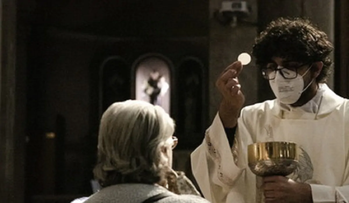 Covid e messa di Natale anticipata, il vescovo: "Non è strano"