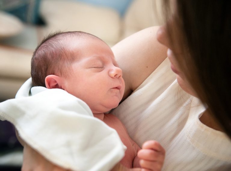 Covid, si può andare a trovare un neonato in casa?