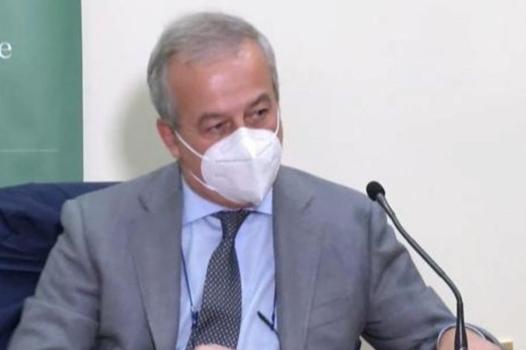Covid Locatelli attività sciistiche