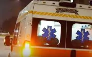 Covid negazionisti inseguono ambulanza
