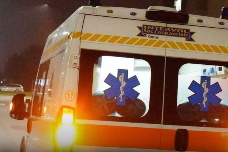 Covid negazionisti inseguono ambulanza