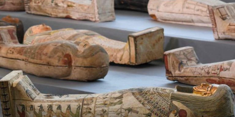 Egitto, scoperti a Saqqara oltre 100 sarcofagi