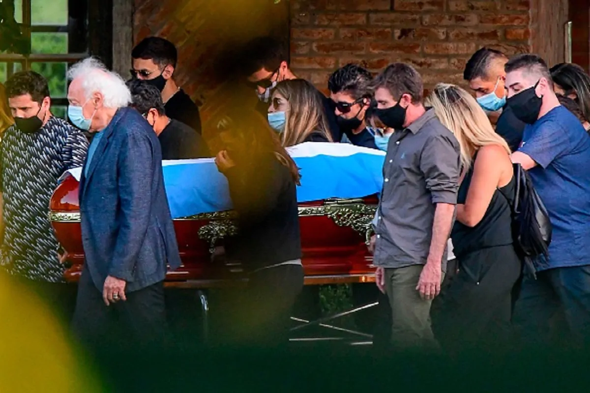 funerali Maradona, le lacrime dei familiari