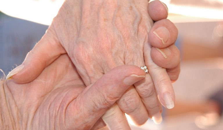 Covid, marito e moglie morti insieme