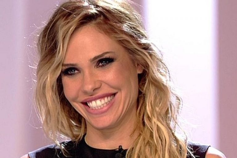 Ilary Blasi tacchi a spillo
