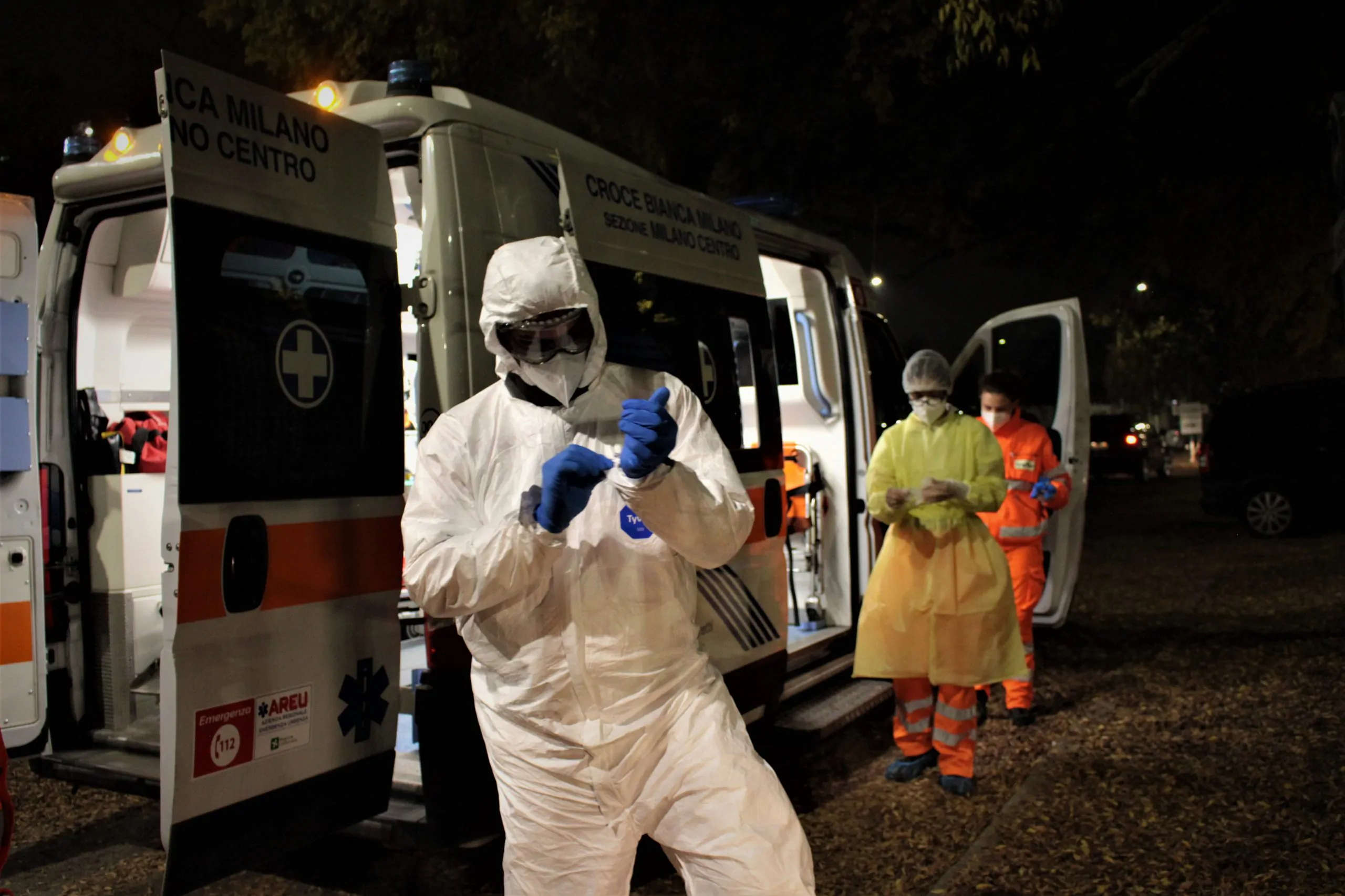 una notte in ambulanza covid con i volontari della croce bianca