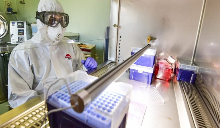 Coronavirus da laboratorio? "La struttura genetica non lo esclude"
