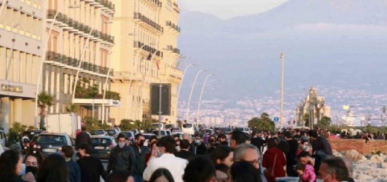 lungomare di Napoli affollato