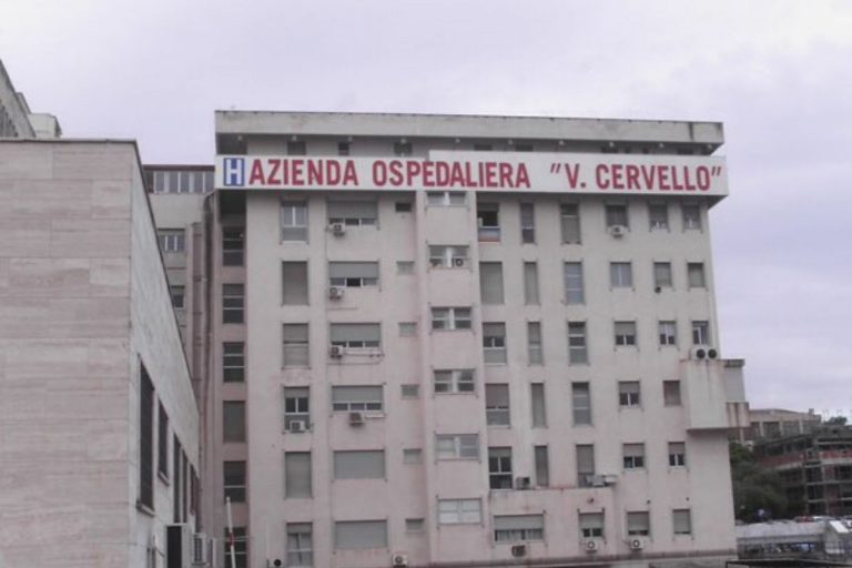Donna positiva partorisce parcheggio