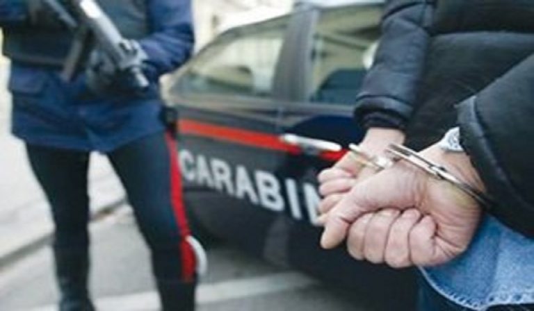 Insegnante di sostegno compie molestie su alunne