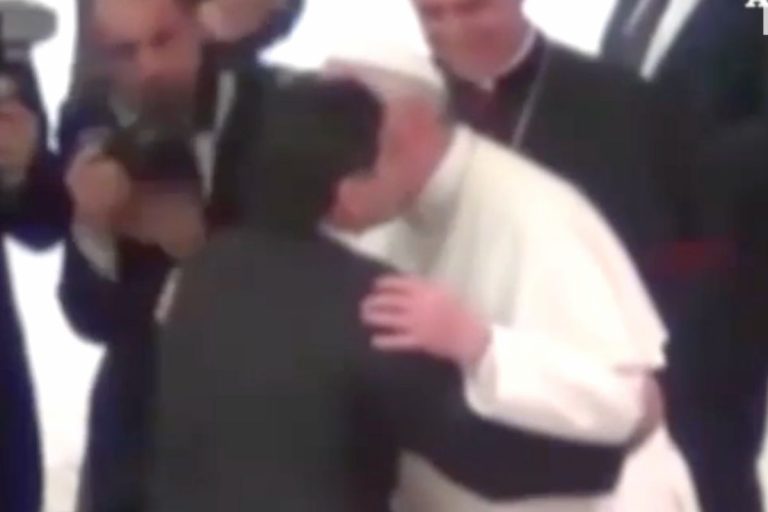 maradona abbraccio papa francesco