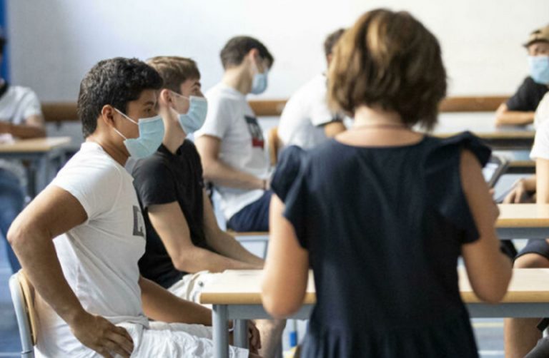 Mascherine scuola anche al banco