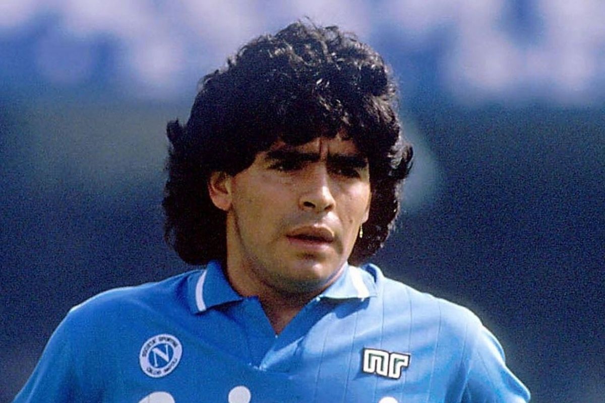 Morte Maradona, l'addio a Diego nelle metropolitane di Napoli