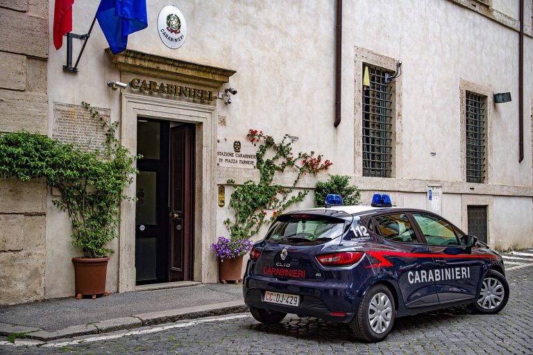 senza mascherina scoppia rissa al bar