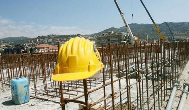 operaio cade tetto