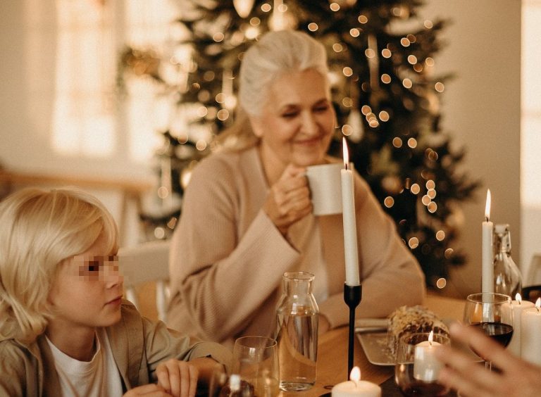 nonni e nipoti insieme a Natale